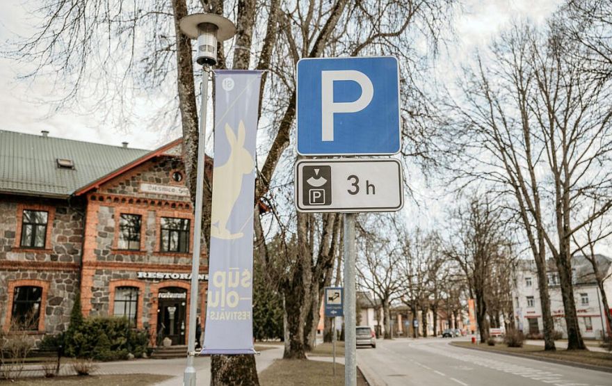Līdz trim stundām palielināts atļautais transportlīdzekļu stāvēšanas laiks Pils ielā Siguldā