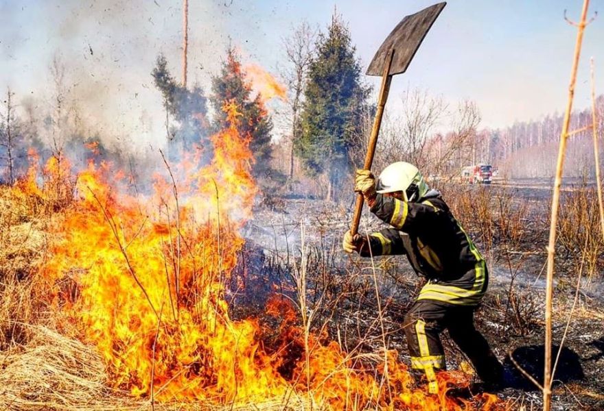 Lieldienu brīvdienās dzēsti plaši ugunsgrēki; Pierīgā degusi kūla un saimniecības ēka