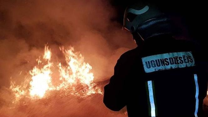Attēls rakstam: Liesmas naktī plosās Jūrmalā un Saulkrastos – ir cietušie