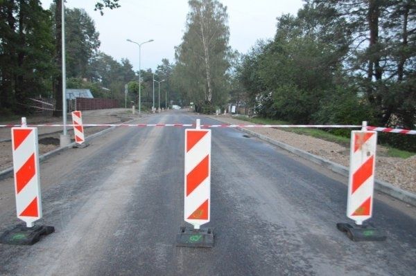 Lietus ūdens radītā izskalojuma dēļ Ogrē jau trešo dienu slēgts galvenās ielas posms