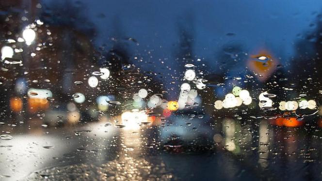Attēls rakstam: Lietus un vējš sitīsies logā. Oktobra izskaņa laikapstākļu ziņā pārsteigumus nesola
