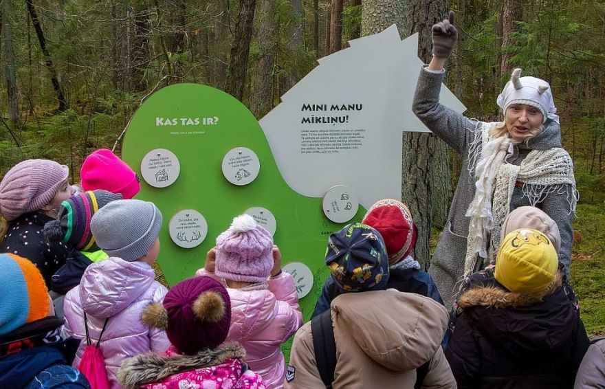Līgatnes dabas takās atklāta jauna ekspozīcija par savvaļas dzīvnieku nozīmi un lomu latviešu folklorā