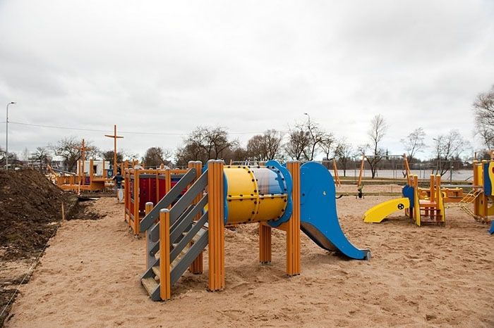 Lucavsalā līdz maija beigām būs uzstādīts lielākais bērnu rotaļu laukums pilsētā