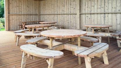 Attēls rakstam: Mācības un svinības pārceļas svaigā gaisā – pie Krimuldas vidusskolas tapusi jauna tikšanās vieta