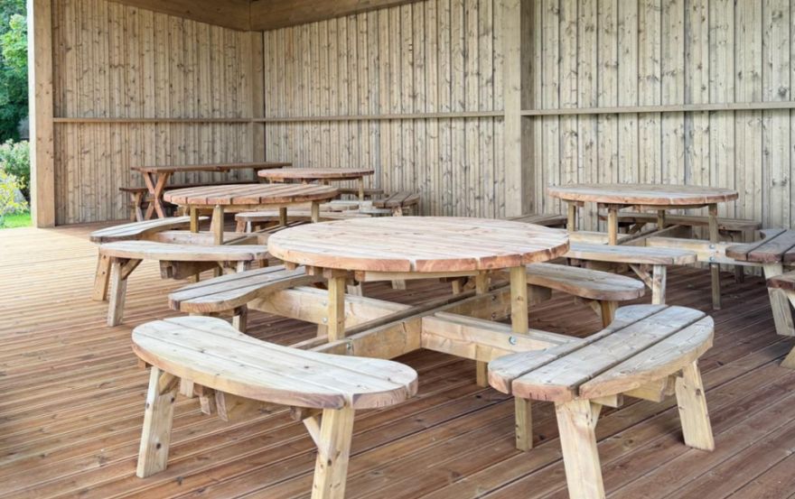 Mācības un svinības pārceļas svaigā gaisā – pie Krimuldas vidusskolas tapusi jauna tikšanās vieta