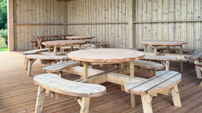 Attēls rakstam: Mācības un svinības pārceļas svaigā gaisā – pie Krimuldas vidusskolas tapusi jauna tikšanās vieta