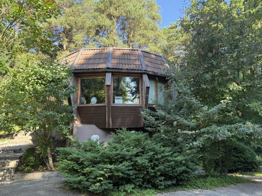 Mājas, kas "peld" un "slīkst", stingri noteikumi un mākslinieku magnēts. Kāda ir Saulkrastu vasarnīcu vēsture?