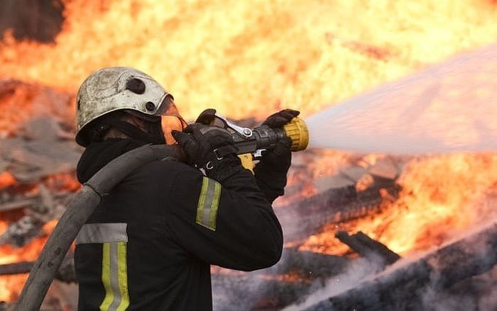 Mārupē dedzis divstāvu dzīvojamās mājas jumts, Ropažu novadā – vieglā automašīna un mikroautobuss (papildināta)