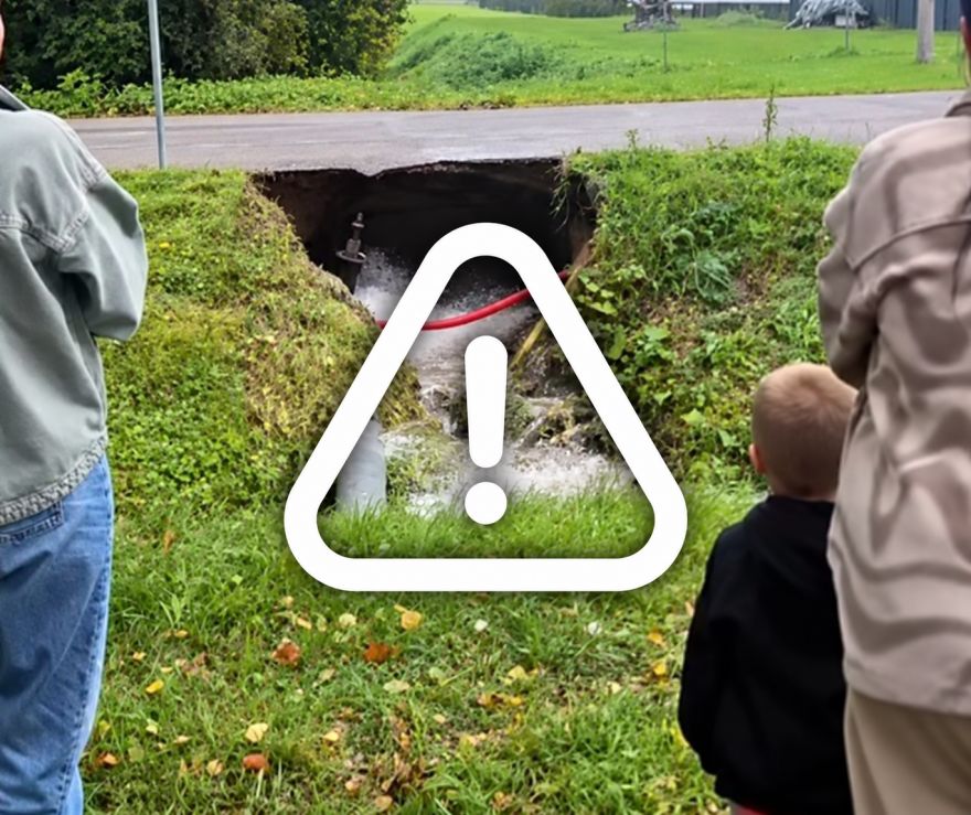 Mārupē ūdensvada avārija - spiedienu neiztur arī asfalts