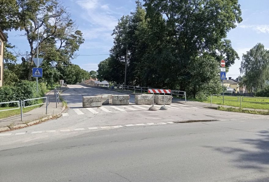 Mārupieši dusmīgi: tā vietā, lai tiltu salabotu, to vienkārši slēdz