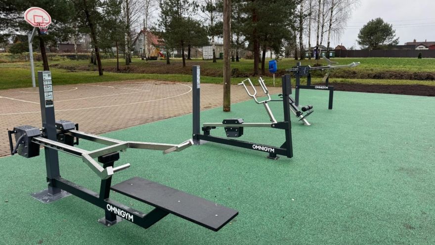 Medemciemā atklāts jauns āra trenažieru laukums