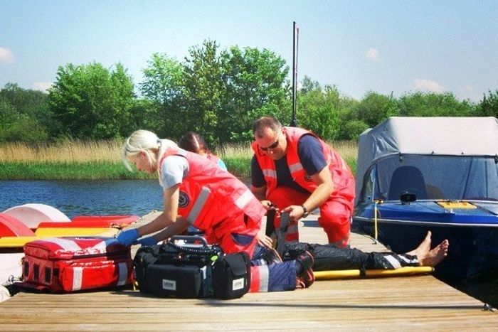 Mediķi no noslīkšanas izglābuši iereibušu peldētāju