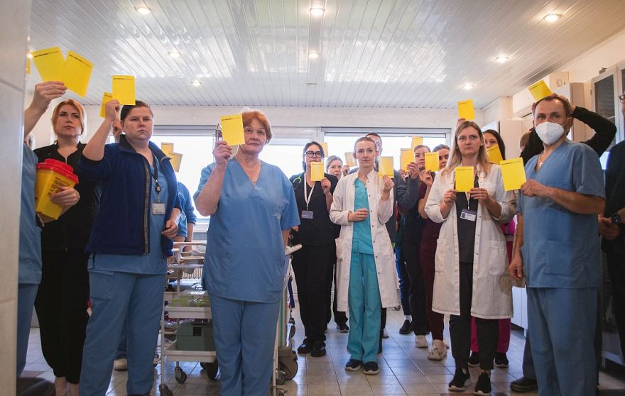 Mediķi un pacienti rīko brīdinājuma akciju: Latvijā pieejami tikai 18 % dzīvību glābjošo medikamentu