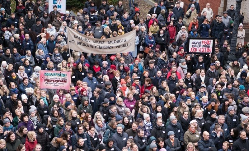 Mediķu organizācijas veselības nozarei piedāvā pārdalīt vairākus miljonus eiro no ZM budžeta un Okupācijas piemiņas memoriālam paredzēto naudu