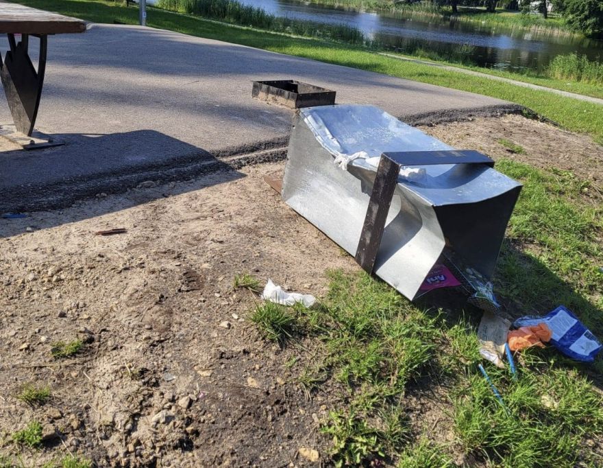 “Meta ar akmeņiem, mērķējot pa galvu," Ulbrokā ziņo par jauniešu agresīvu izturēšanos pret teritorijas uzkopējiem