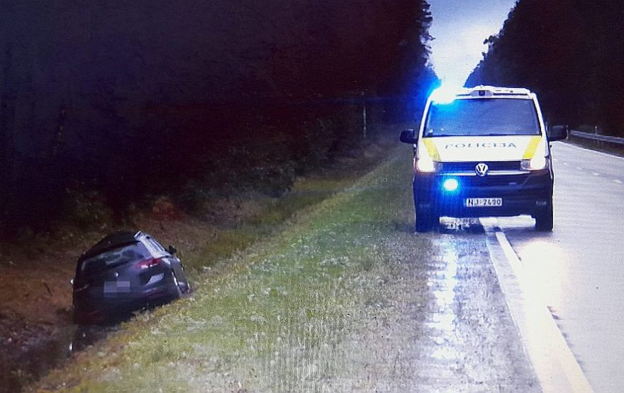 Mīklaina autoavārija Ropažu novadā; vainīgo atrada zem spēkrata