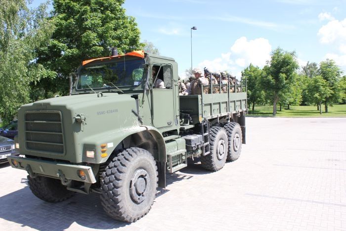 Militārās tehnikas pārvešanas dēļ – satiksmes ierobežojumi