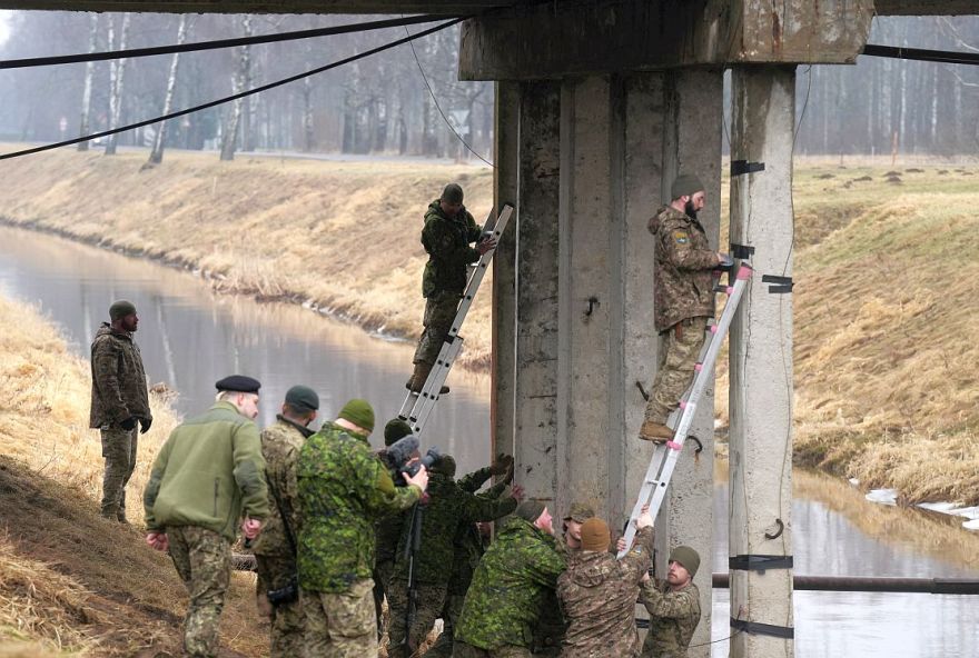 Militāro inženieru mācībās Ādažos imitē tilta nojaukšanu