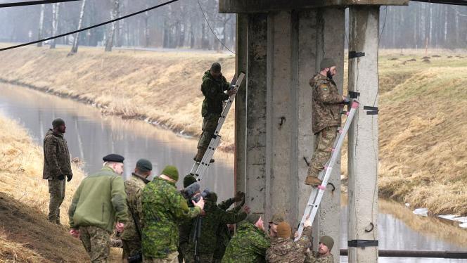 Attēls rakstam: Militāro inženieru mācībās Ādažos imitē tilta nojaukšanu