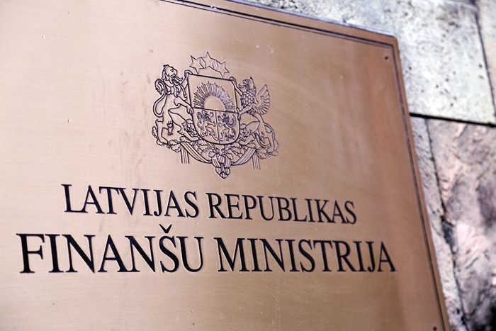 Ministrija turpinās uzmanīt Ādažu finanses