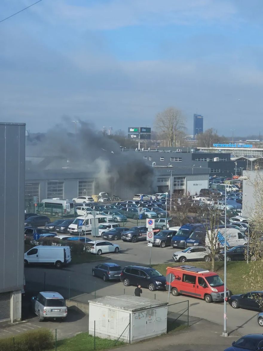 "Moller Auto Krasta" izcēlies ugunsgrēks. Vai liesmas skāra klientu īpašumu?