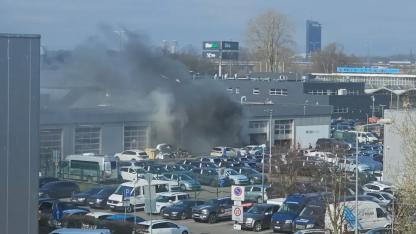 Attēls rakstam: "Moller Auto Krasta" izcēlies ugunsgrēks. Vai liesmas skāra klientu īpašumu?