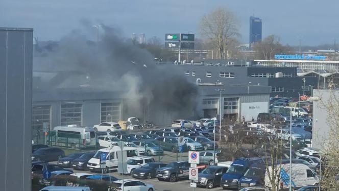 Attēls rakstam: "Moller Auto Krasta" izcēlies ugunsgrēks. Vai liesmas skāra klientu īpašumu?