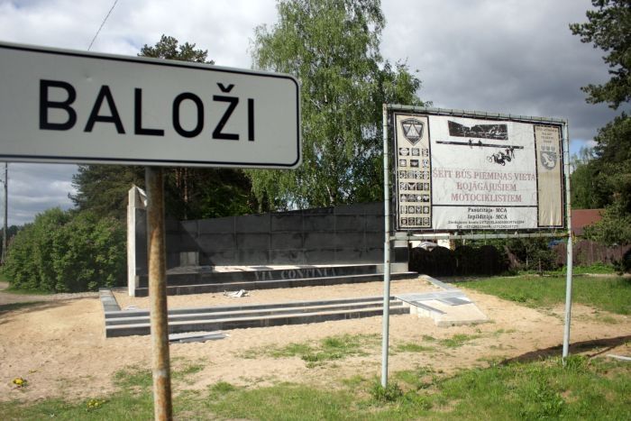 Motociklistu piemiņas vieta Baložos lēni, bet top