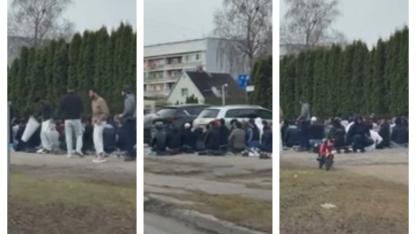 Attēls rakstam: Musulmaņu masveida lūgšanas uz ietves rada rezonansi. Ratnieks vēršas drošības dienestā