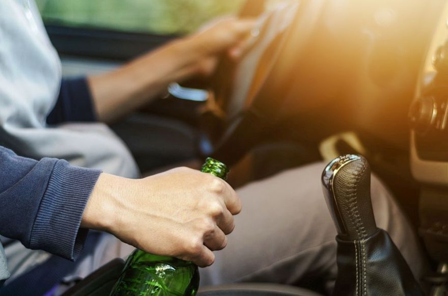 Narkologs: Alkohola ietekmē zūd uztvere par to, cik droši es varu braukt