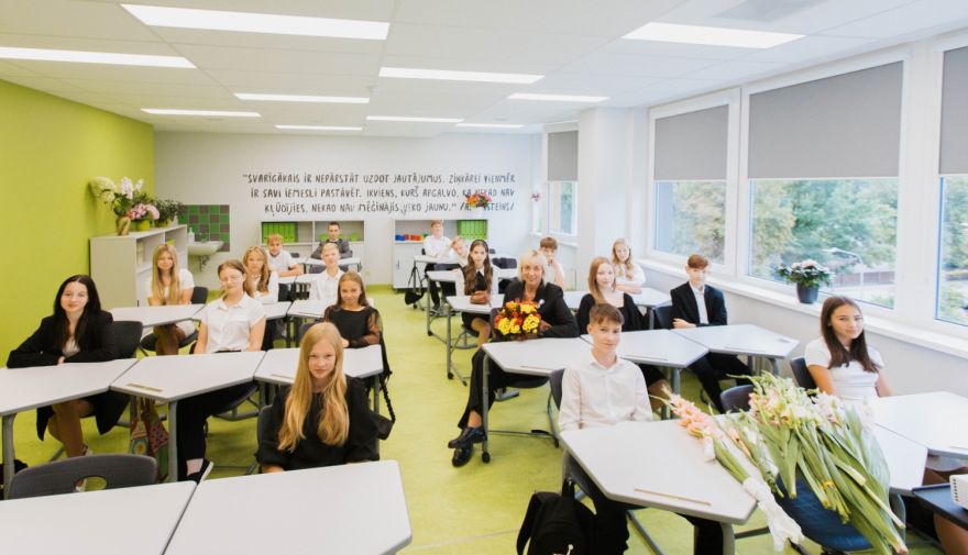 Ne tikai skolēniem – kam Jūrmalā pienākas 100 eiro pabalsts mācībām?