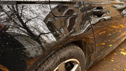 Attēls rakstam: "Neadekvāts cilvēks ļaunprātīgi bojā svešu īpašumu!" Vai Salaspilī automašīnas vairs nevar droši atstāt pagalmā?