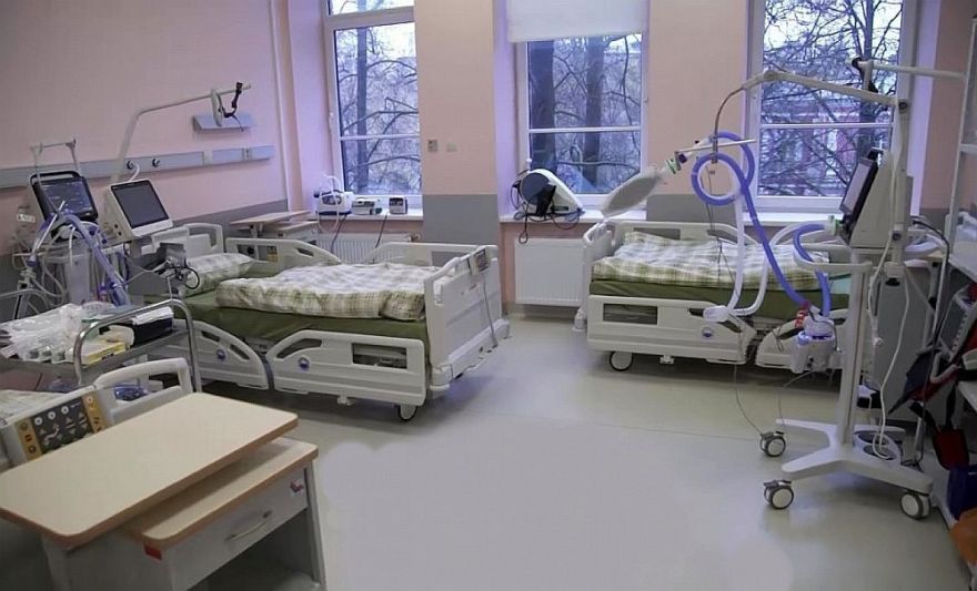 Nedaudz palielinājies ar Covid-19 inficēto personu skaits slimnīcās