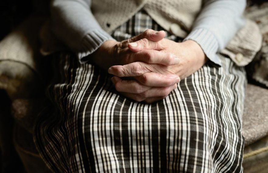 "Neesmu drošs..." Cilvēki par Latvijas pensiju sistēmu un savām izredzēm