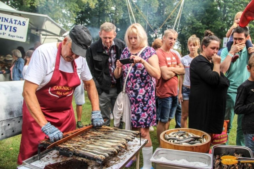 Nēģu svētkos Carnikavā – koncerti, gardēžu un dizaina tirgus, sporta aktivitātes un nēģu baudīšana