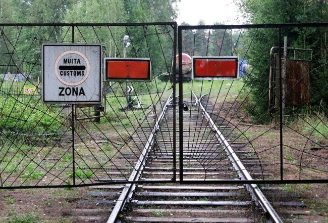 Nenotveramā naftas smaka terorizē Meža miera iedzīvotājus