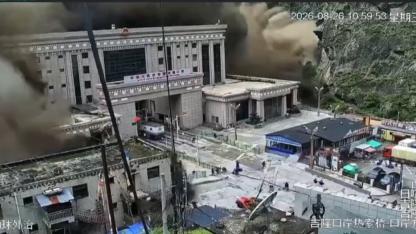 Attēls rakstam: Nepālā draud jauna katastrofa: glābējiem likts nekavējoties pamest apdraudēto zonu