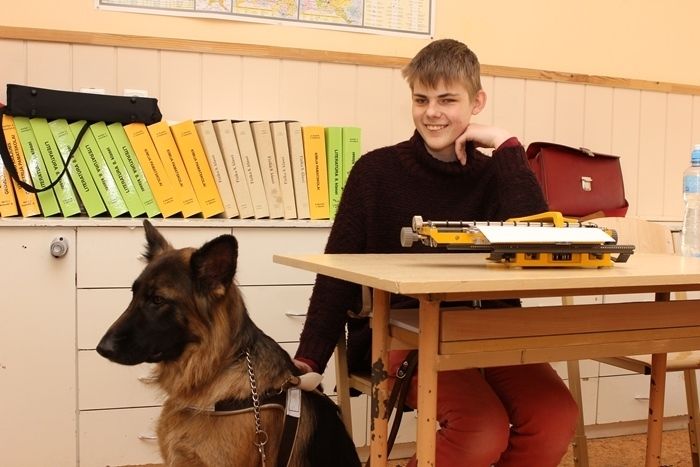 Neredzīgais Georgs ar suni pavadoni dodas uz veikalu un kafejnīcu, drīz arī uz skolu