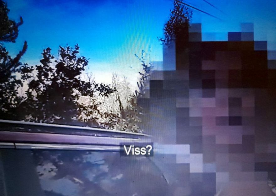 Nervoza autovadītāja dažu minūšu laikā nopelna divus naudas sodus, traucoties gar Upesleju pamatskolu