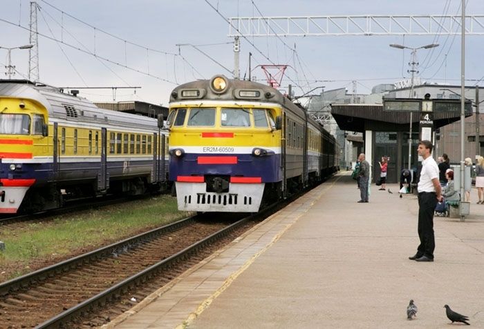 No 1. oktobra pensionāri un skolēni Rīgā un tuvējā Pierīgā ar e-talonu vilcienā brauc bez maksas