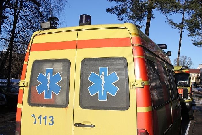 No autoavārijā Ādažos gūtajām traumām mirusi sieviete