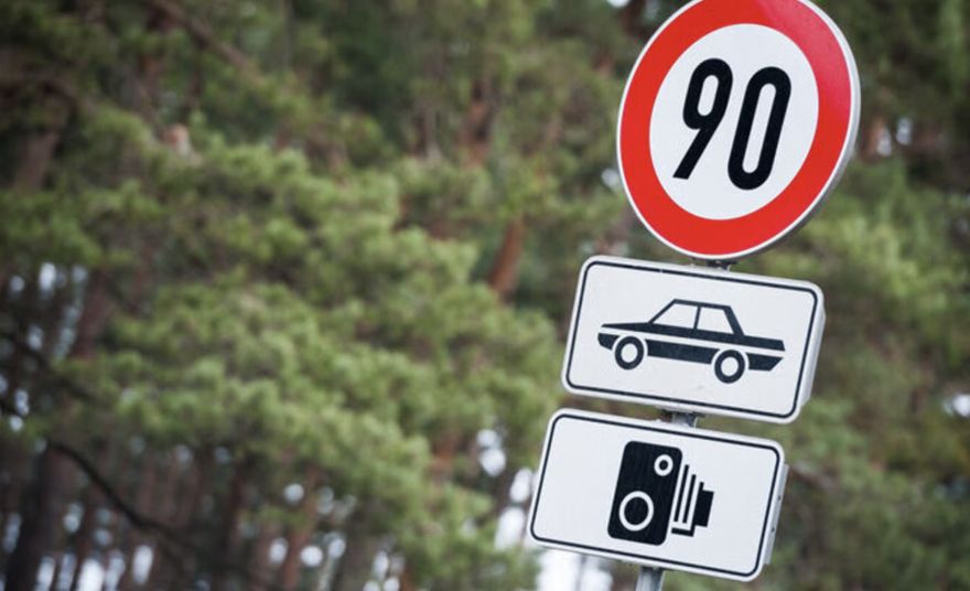 No ceturtdienas Latvijā nedrīkstēs braukt ātrāk par 90 km/h. Izņēmums būs Siguldas šoseja