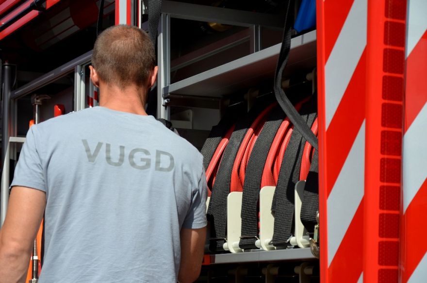 No degošām automašīnām līdz glābšanas darbiem akā – VUGD aizvadījis saspringtas dienas Pierīgā