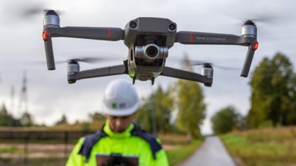 Attēls rakstam: No jūlija daudzviet Latvijā varēs pamanīt dronus. Kāds tam ir iemesls?