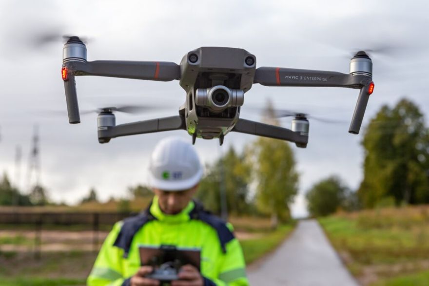 No jūlija daudzviet Latvijā varēs pamanīt dronus. Kāds tam ir iemesls?