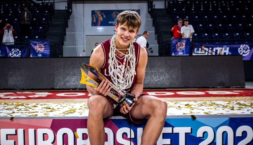 No Jūrmalas laukumiem līdz Eiropas zeltam: jaunais basketbola talants pārraksta vēsturi!