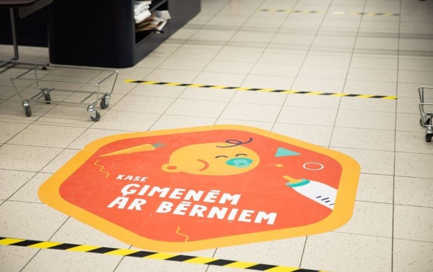 No piektdienas visās tirdzniecības vietās cilvēkiem obligāti jāievēro divu metru distance (papildināta)