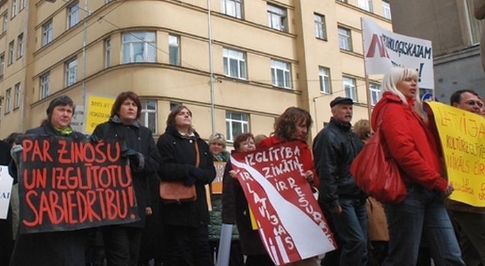 Nobažījušies par solītā algu kāpinājuma svītrošanu no likuma, pedagogi lems par protestu