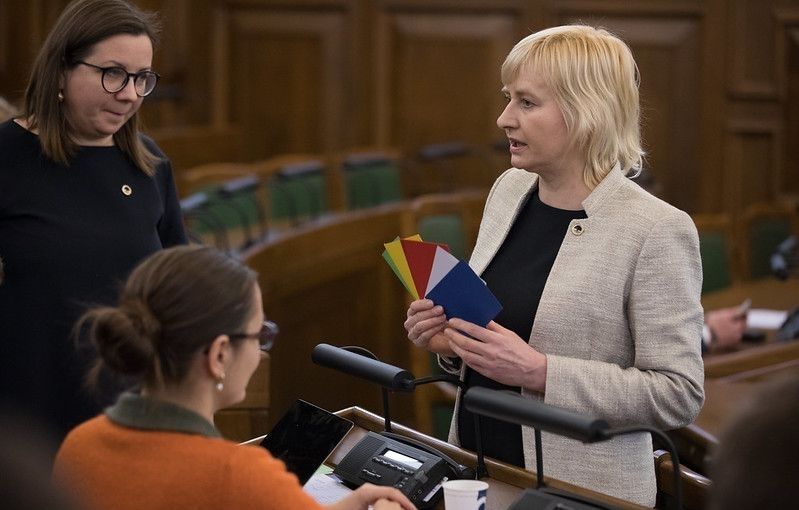 Nosaka papildu ierobežojumu amata savienošanai virknei valsts amatpersonu