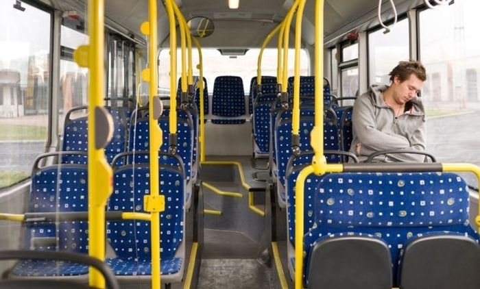 Nosakot vairākus izņēmumus, atceļ braukšanas atlaides Rīgas sabiedriskajā transportā